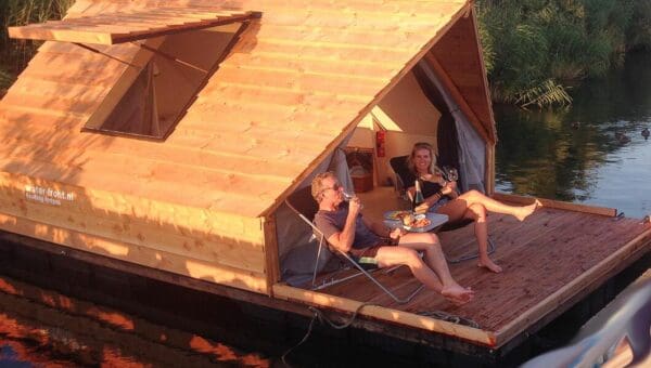 Slapen in een watertje aan de Vecht. Weesp