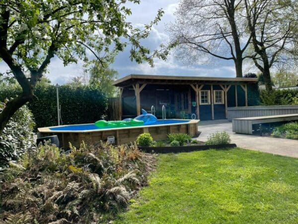 Groene achtertuin met alle (speel-)voorzieningen. Geffen