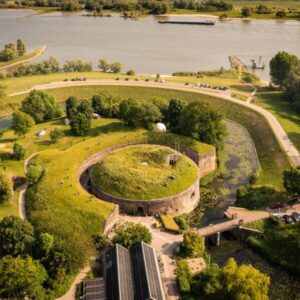 Kamperen bij Fort Vuren met geweldig uitzicht over de Waal. Vuren