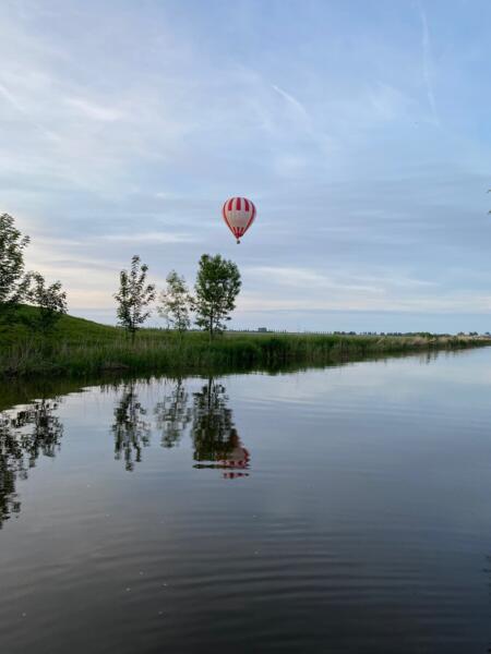 Camping bij rivier en Friese natuurpark. Munnekezijl