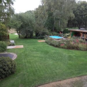 Groene achtertuin met alle (speel-)voorzieningen. Geffen