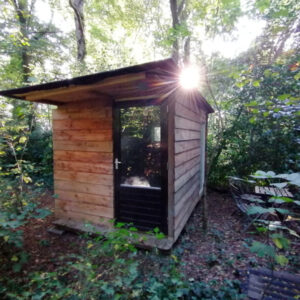 Overnachten tussen de bomen of weiland. Opende