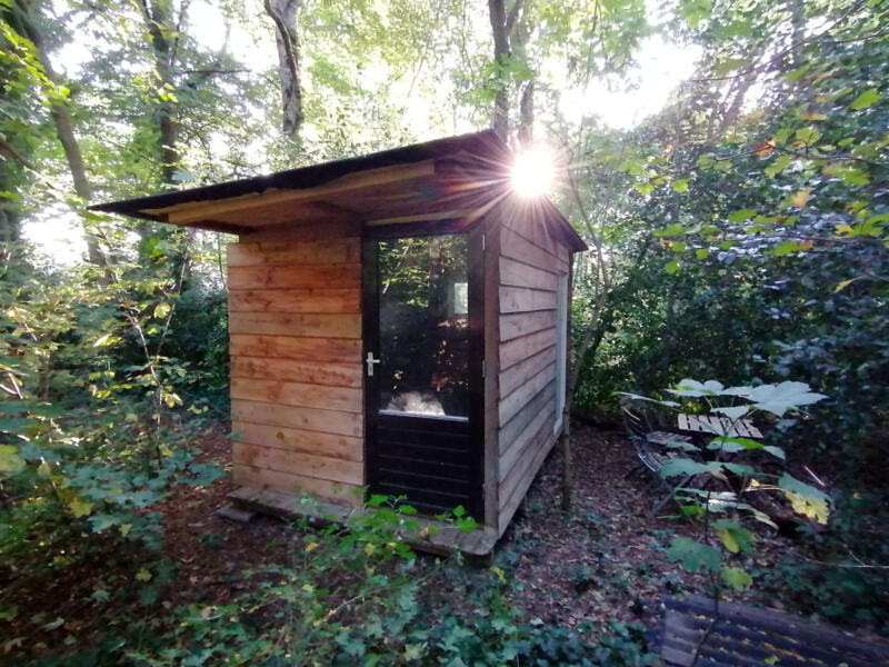 Overnachten tussen de bomen of weiland. Opende