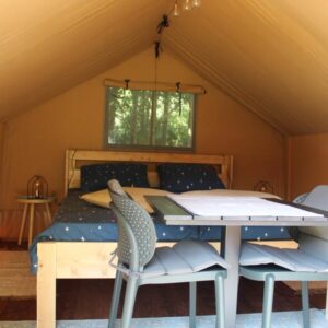 Safaritent midden tussen de weilanden. Niawier