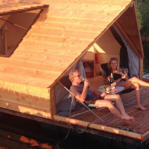 Slapen in een watertje aan de Vecht. Weesp