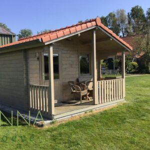 Trekkershut op kleine groene mini-camping in Zeeland. Kortgene