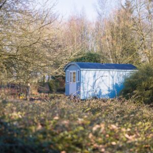 Unieke herderswagen in Engelse parktuin. Waskemeer