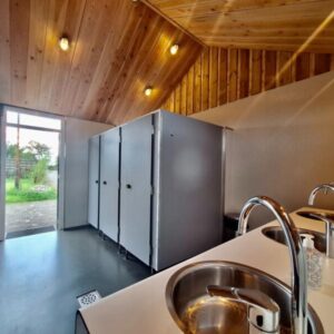 Verborgen groene kampeerplek aan de waddenzee. Westerland