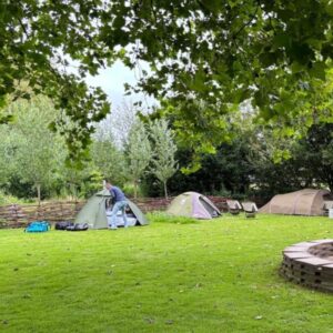 Kampeerplaats in een tuin