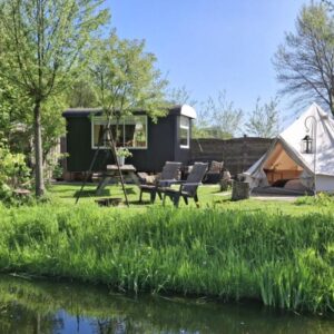 Kampeerhuisje en Bell tent op het platteland