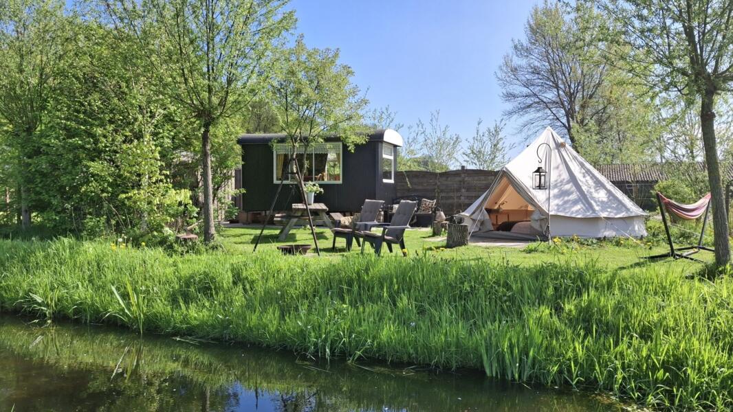 Kampeerhuisje en Bell tent op het platteland