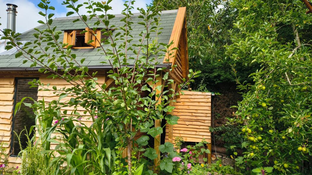 Oase van rust in permacultuur tuin dichtbij Amsterdam. Sassenheim
