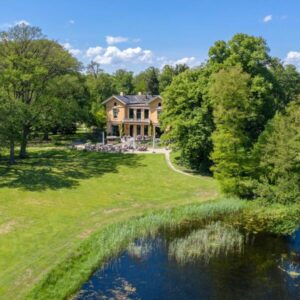 Rustige kampeerplaats aan het water bij het bos