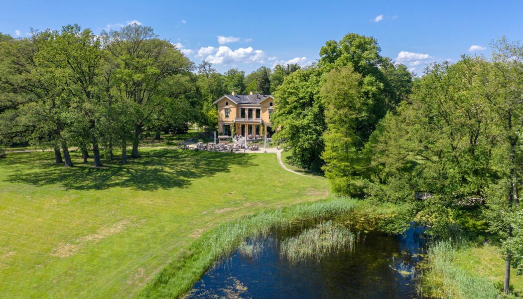 Rustige kampeerplaats aan het water bij het bos